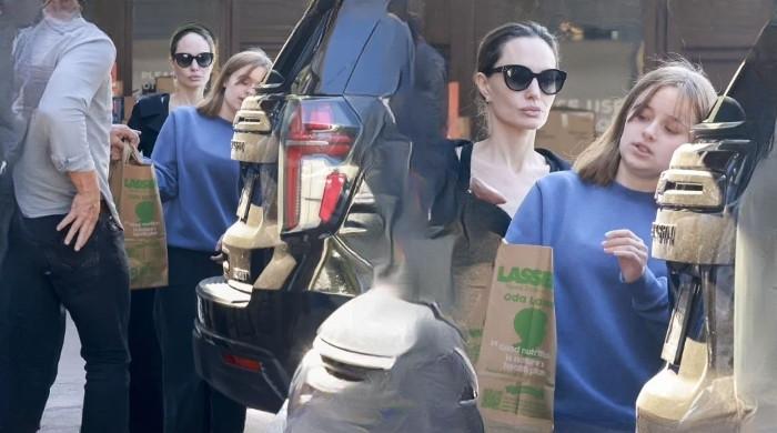 Angelina Jolie & Vivienne, 13, Step Out For A Grocery Run — Photos