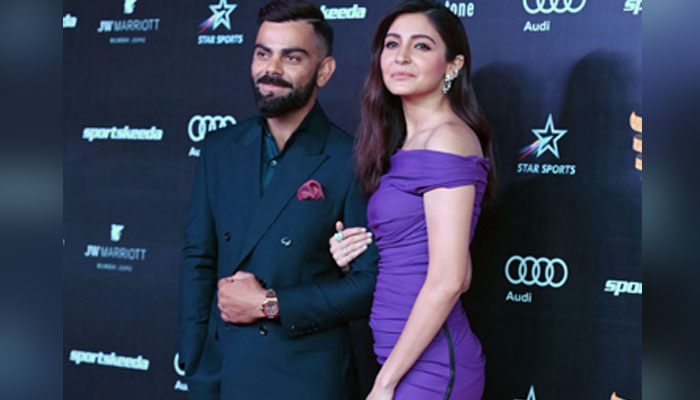 Indian cricketer Virat Kohli (L) and his wife Anushka Sharma pose during the ´Indian Sports Honours´ in Mumbai on March 23, 2023. — AFP