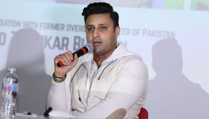 PTI leader Sayed Zulfi Bukhari addressing a session in SOAS. — Reporter