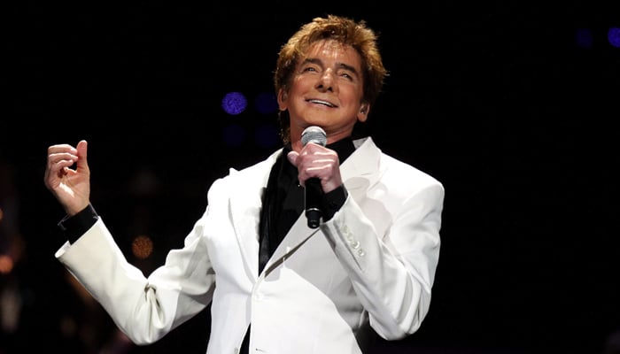 Barry Manilow fuels Botox rumors at his NBC Christmas special performance