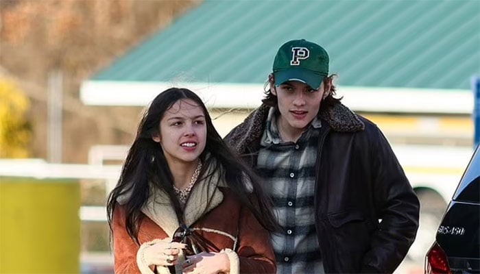 Olivia Rodrigo and Louis Partridge were seen taking pictures together in the streets of New York City.