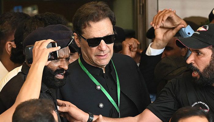 پی ٹی آئی کے بانی عمران خان 24 جولائی 2023 کو سپریم کورٹ میں پیشی کے بعد چلے گئے۔