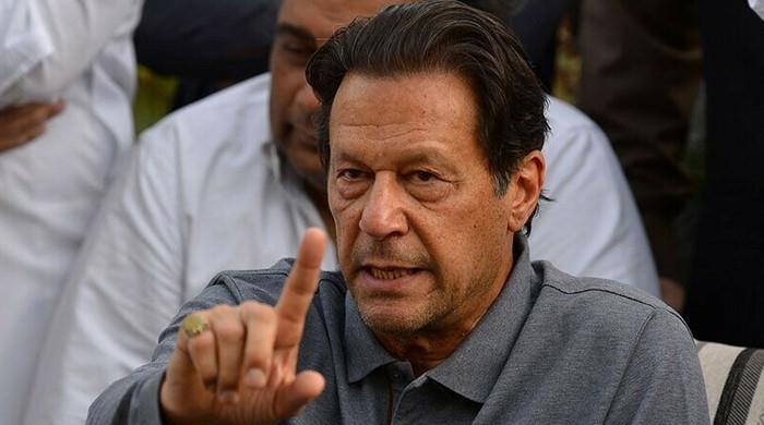 ‘نااہل’ عمران خان نے الیکشن لڑنے کے لیے کاغذات جمع کرادیے۔