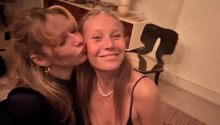 Gwyneth Paltrow With Daughter Apple Soak Sun In Mexico 0297