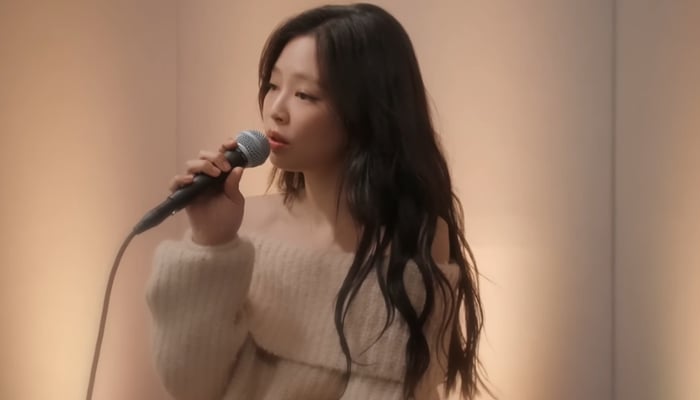 Blackpinks Jennie Releases Special Christmas T For Fans Watch