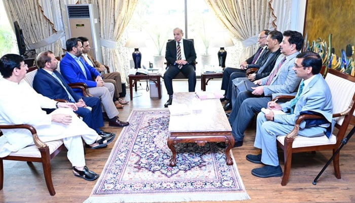 Muttahida Qaumi Movement-Pakistan (MQM-P) delegation led by Convener Dr Khalid Maqbool Siddique calls on PML-N President Shehbaz Sharif in Islamabad on April 27, 2023. — PID