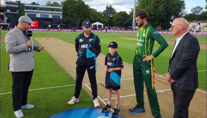 Pakistan skipper Shaheen Shah Afridi (right) and New Zealand skipper Kane Williamson (left) during the toss at Seddon Park, Hamilton on January 14, 2024. — X/PCB