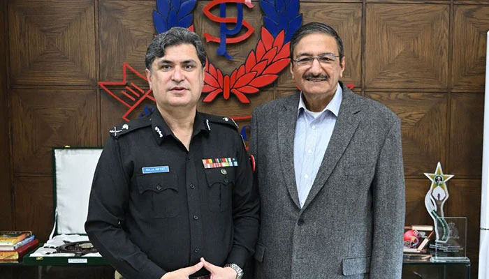 Sindh IGP Riffat Muhtar (solda) ve PCB Yönetim Komitesi Başkanı Zaka Ashraf, 15 Ocak 2024'te Karaçi Merkez Polis Ofisinde toplantı yapıyor. — Sindh Polisi