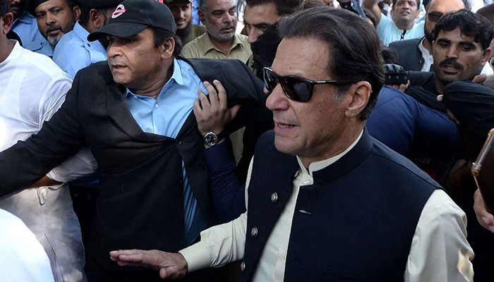 PTI kurucusu Imran Khan duruşma için mahkemeye gelir.  — AFP/Dosya