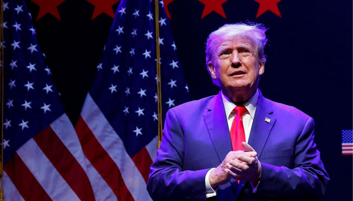 Eski ABD Başkanı Donald Trump, destekçileriyle birlikte Davenport, Iowa, ABD'de 13 Mart 2023'te bir kampanya mitingi düzenlerken eğitimle ilgili açıklamalarda bulunmak üzere sahneye çıkıyor. —Reuters