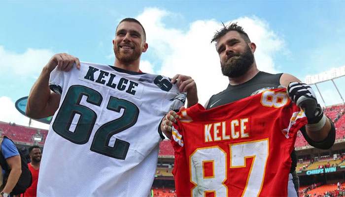 Kansas City Chiefs'in zorlu sonu Travis Kelce (87), Arrowhead Stadyumu'ndaki maçın ardından Philadelphia Eagles pivotu Jason Kelce (62) ile forma değiştiriyor.  —USA TODAY Spor/Dosya