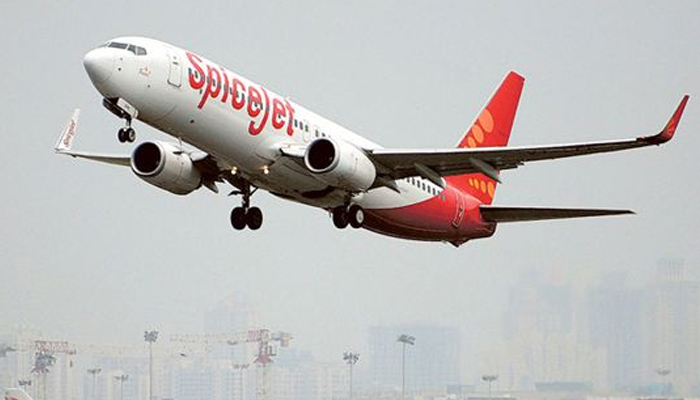 Bir SpiceJet uçağı Mumbai'deki uluslararası havaalanından havalanıyor.  — AFP/Dosya
