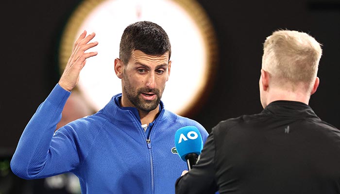 Sırp Novak Djokovic, 17 Ocak 2024'te Melbourne'da düzenlenen Avustralya Açık tenis turnuvasının dördüncü gününde Avustralyalı Alexei Popyrin'e karşı tek erkekler maçında kazandığı galibiyetin ardından medyaya konuşuyor. — AFP