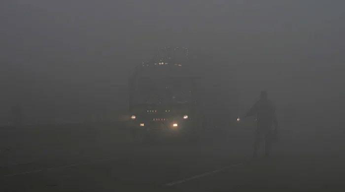 شدید دھند کے باعث متعدد علاقوں میں موٹر وے بند ہے۔