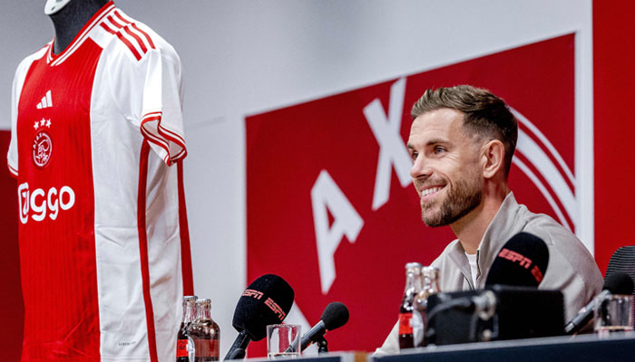 Ajax'ın yeni işe aldığı İngiliz orta saha oyuncusu Jordan Henderson, 19 Ocak 2024'te Amsterdam'daki ArenA'da yaptığı resmi sunum sırasında bir basın toplantısına çıktı. — AFP