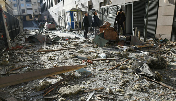 Rusya kontrolündeki Ukrayna'nın Donetsk kentinde bir gecede gerçekleşen bombardımanın ardından, 1 Ocak 2024. © Stringer.  —AFP/dosya