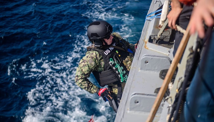 US Navy Seal during Visit, Board, Search & Seizure drills aboard the guided-missile destroyer USS Mason (DDG 87) in the Gulf of Aden on November 22, 2023. — X/@US5thFleet