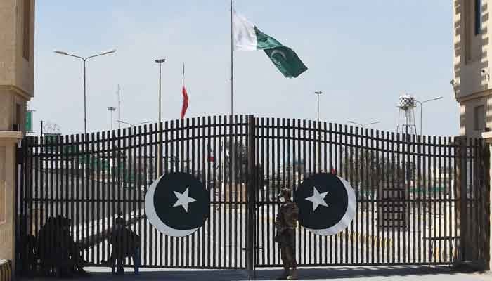 Pakistani soldiers wearing facemasks stand guard at the closed Pakistan-Iran border in Taftan on February 25, 2020 as fears over the spread of the COVID-19 coronavirus escalate following an outbreak in neighbouring Iran. Photo: AFP