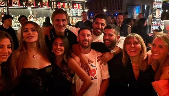 Sofía Vergara ve Lionel Messi, Miami Beach, Florida'daki Papi Steak'te arkadaşlarıyla poz veriyor.  — Instagram/@davideinhorn
