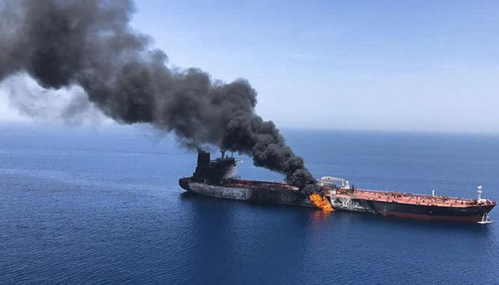 Körfez sularında saldırıya uğrayan bir tankerden yangın ve duman yükseliyor.  — SNA