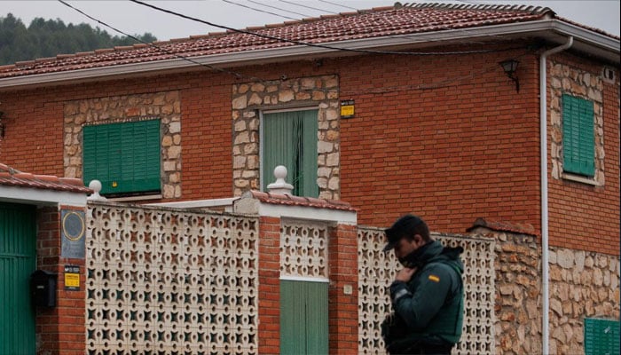 Bir İspanyol polisi kurbanların evinin önünde duruyor.  — Avrupa Basını
