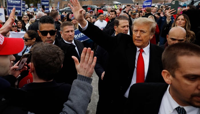 Cumhuriyetçi başkan adayı, eski ABD Başkanı Donald Trump, 23 Ocak 2024'te Londonderry, New Hampshire'daki ilk gün Londonderry Lisesi'ndeki oy verme alanını ziyaret etti.  — AFP