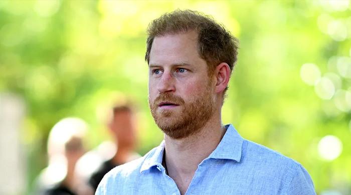 Prince Harry 'clinging to royal connections by fingertips': 'Not a good look'