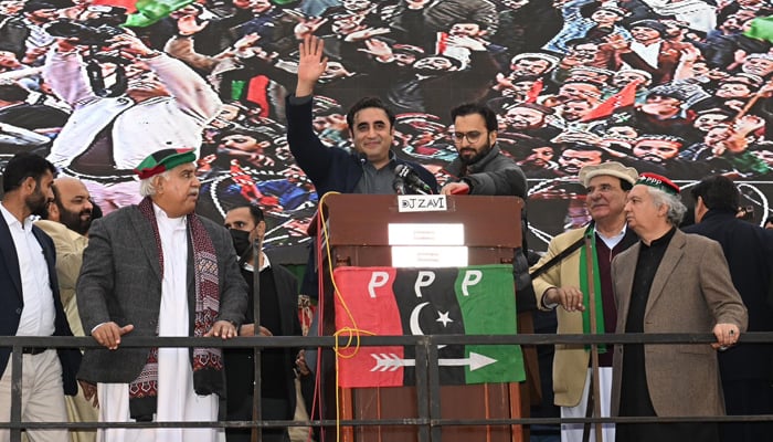PPP Başkanı Bilawal Butto-Zardari, 27 Ocak 2024'te Peşaver'in Hayatabad'ındaki seçim mitinginde konuşuyor. — X/@BBhuttoZardari