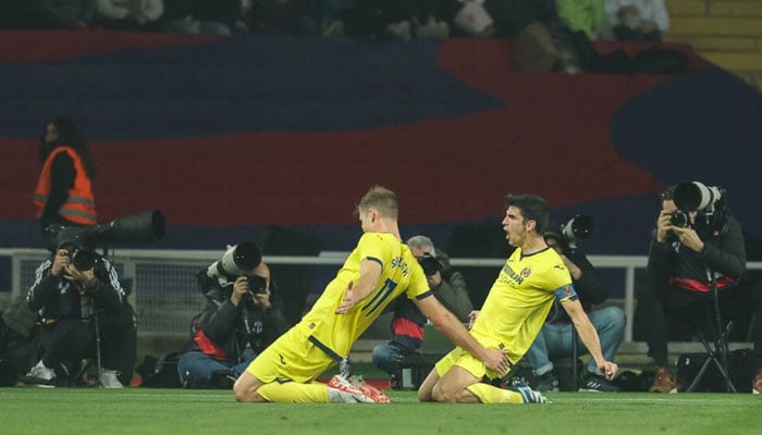 Villarreal forveti Gerard Moreno (sağda), Alexander Sörloth ile Barcelona'yı 5-3 yenmeyi kutluyor.  — AFP