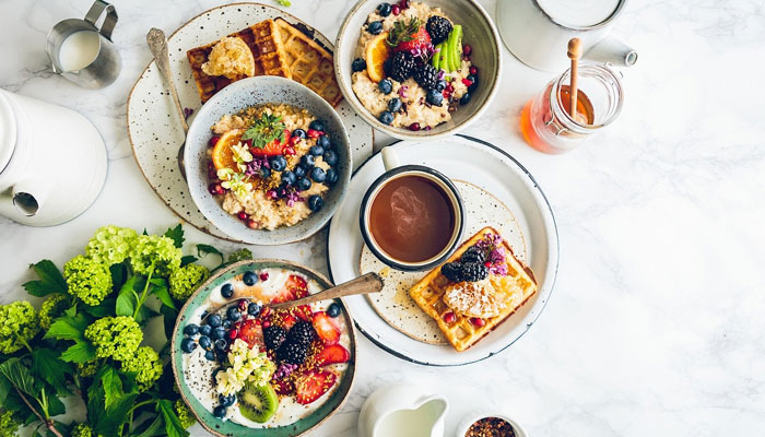 Yemekli kahvaltı masasının resmi.  – Pixabay