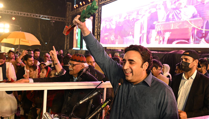 PPP Başkanı Bilawal Butto-Zardari, 3 Şubat 2024'te Mirpurkhas'taki mitingde konuşma yaptı. — X/@MediaCellPPP