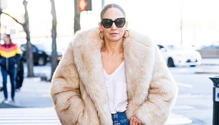 Jennifer Lopez steps out in NYC in baggy look