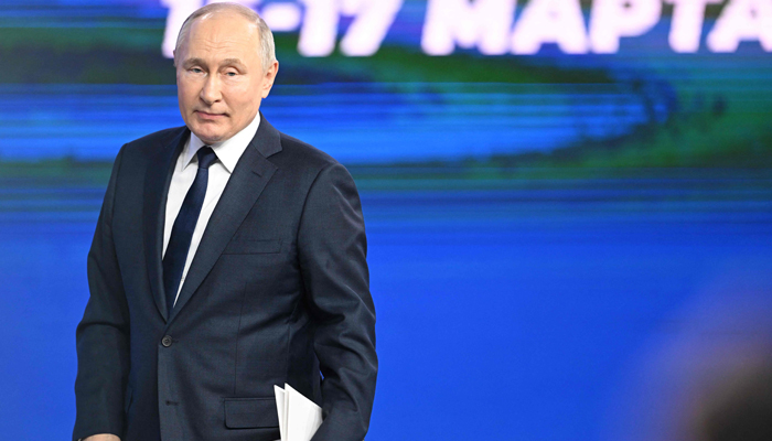 Rusya Devlet Başkanı ve cumhurbaşkanı adayı Vladimir Putin, 31 Ocak 2024'te Moskova'da yapılacak başkanlık seçimleri öncesinde sırdaşlarıyla yaptığı toplantının ardından ayrılıyor. — AFP