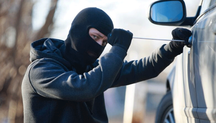 Fotoğrafta bir arabayı çalmaya çalışan bir hırsız görülüyor.  — Spireon/Dosya