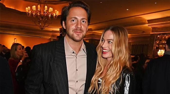 Margot Robbie اور Tom Ackerley لندن میں آسکر کے استقبالیہ میں محبت کو بکھیر رہے ہیں۔