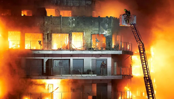 A large fire swept through two buildings in the Campanar neighborhood of Valencia. — Screenshot