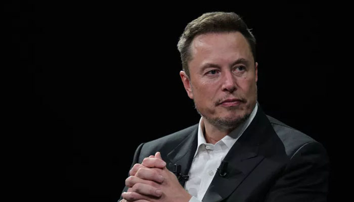 Elon Musk bir toplantı sırasında jest yapıyor.  — AFP/Dosya