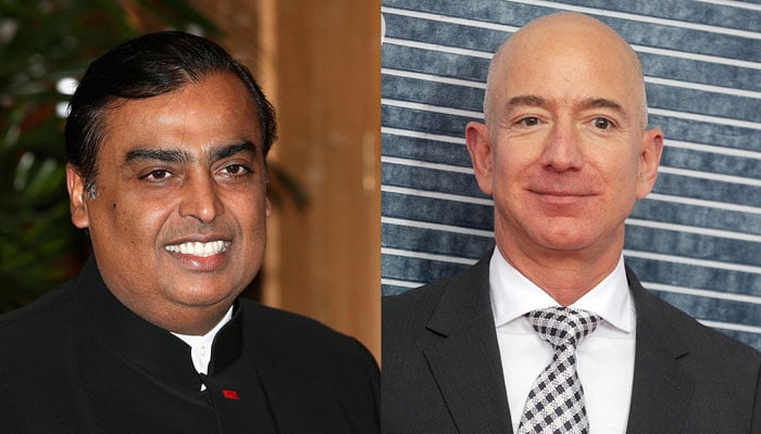 Mukesh Ambani ve Jeff Bezos ayrı toplantılarda jest yapıyor.  — VCG/Dosya