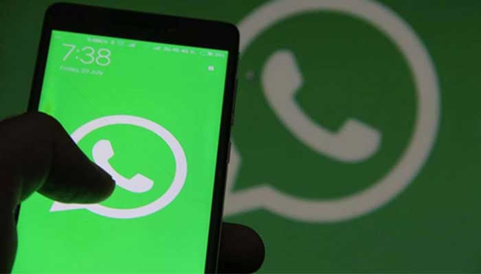 Resimde bir cep telefonundaki WhatsApp logosu gösterilmektedir.  — AFP/Dosya
