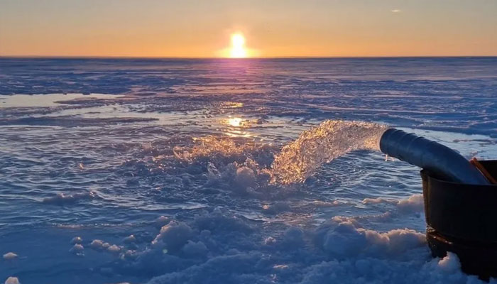 Deniz buzu yüzeyini daha sonra donacak olan deniz suyuyla doldurmak için bir pompa kullanılır.—Gerçek Buz