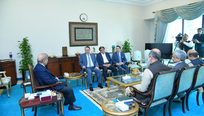 Prime Minister Shehbaz Sharif on Sunday met Sardar Ilyas Khan, the president of a well-known Saudi business group in Islamabad. — PID