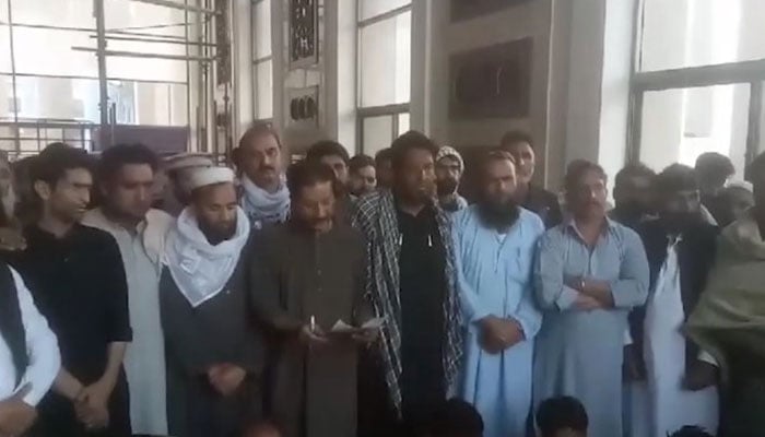 An AAC member announces calling off the protests in AJK. — Screengrab/Reporter