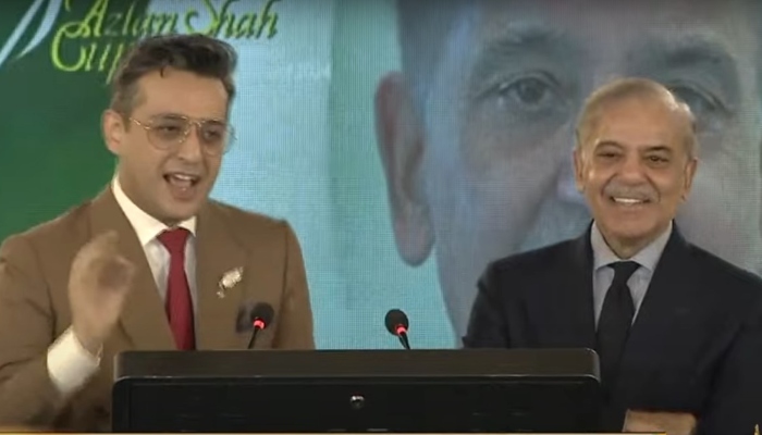 Comedian Shafaat Ali (left) and Prime Minister Shehbaz Sharif during a ceremony in Islamabad on May 15, 2024. — Screengrab/PTV News/YouTube