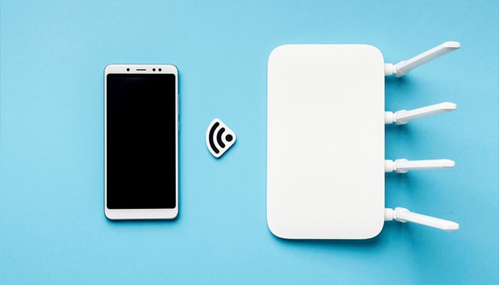 Wi-Fi router with smart phone. — Freepik