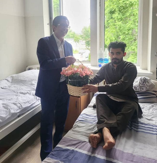 Pakistani ambassador to Kyrgyzstan Hasan Zaigham meets Shahzaib at the hospital. — X/@Mumtazzb