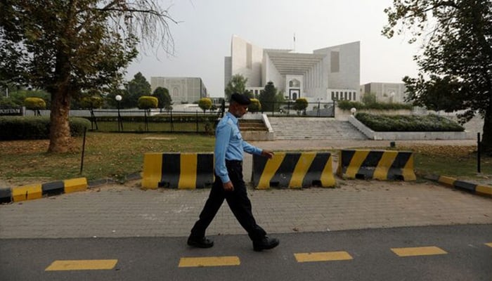 A policeman walks past the Supreme Court building in Islamabad, October 31, 2018. — Reuters