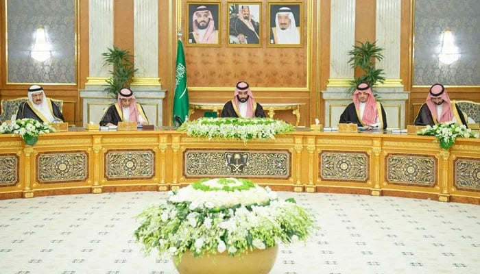 سعودی ولی عہد اور وزیر اعظم محمد بن سلمان (درمیان) 21 مئی 2024 کو کابینہ کے اجلاس کی صدارت کر رہے ہیں۔ - سعودی پریس ایجنسی