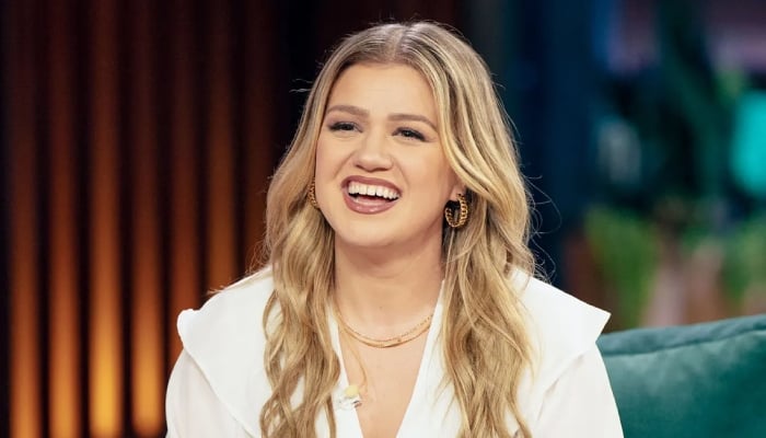Kelly Clarkson performs rendition of Weezer’s ‘Say It Ain’t So: Watch