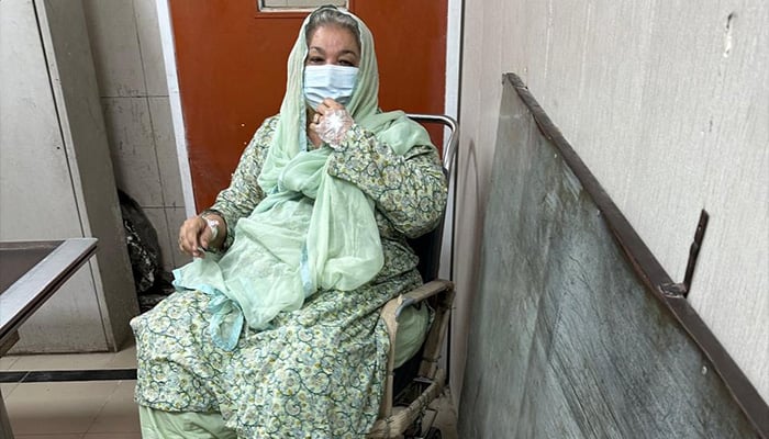 Incarcerated PTI leader Dr Yasmin Rashid at Services Hospital after being shifted from Lahore’s Kot Lakhpat Jail. — Geo News