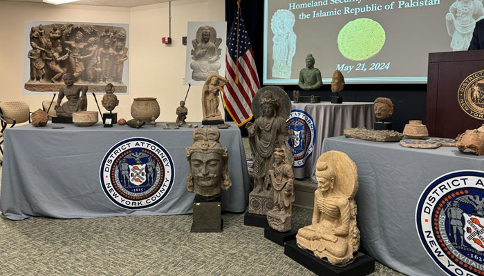 Pakistan Consul General in New York Aamer Ahmed Atozai poses with recovered artefacts and US officials. — X/@PakinNewYork